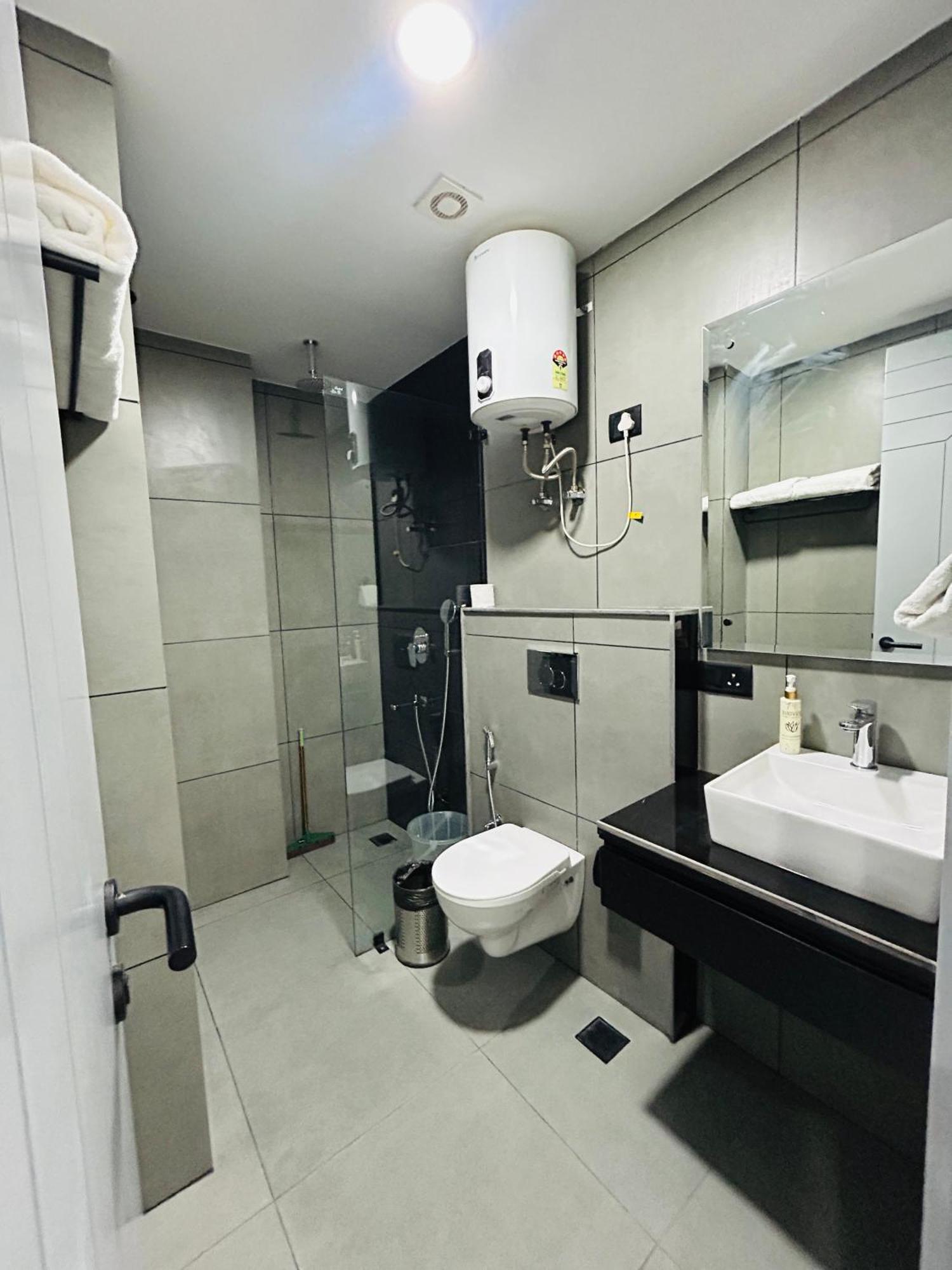 Bedchambers Luxury Apartment Near Golf Course Road Ґурґаон Екстер'єр фото