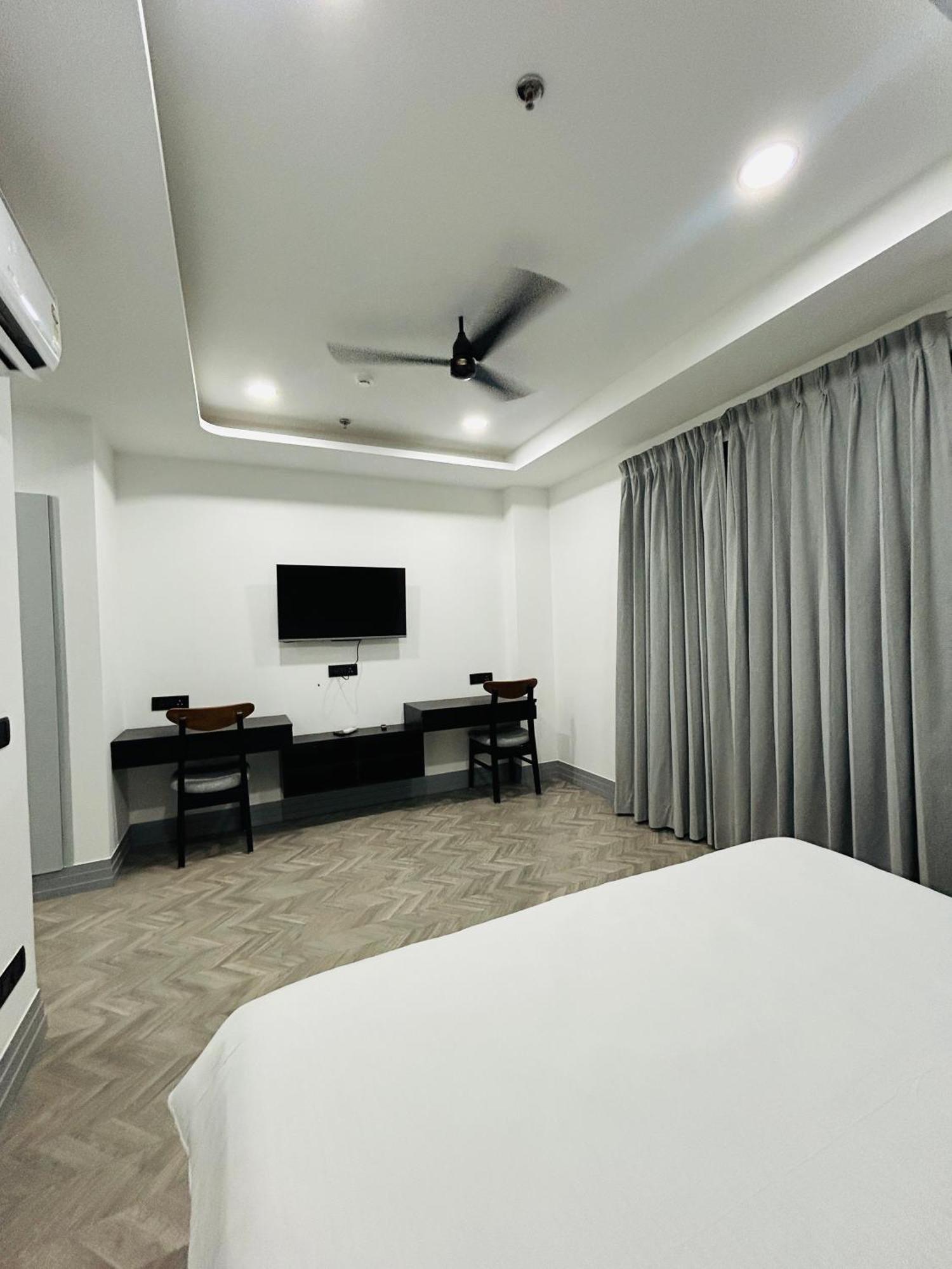Bedchambers Luxury Apartment Near Golf Course Road Ґурґаон Екстер'єр фото
