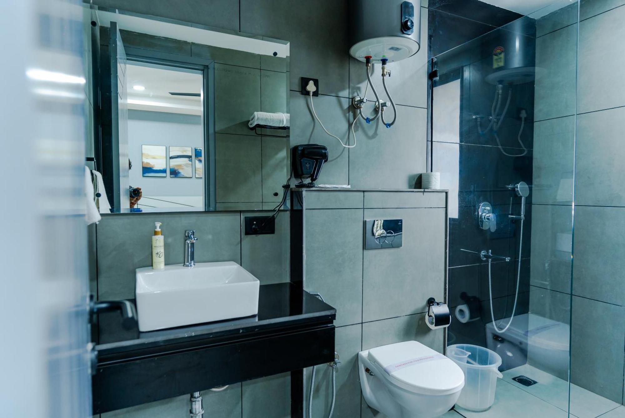 Bedchambers Luxury Apartment Near Golf Course Road Ґурґаон Екстер'єр фото