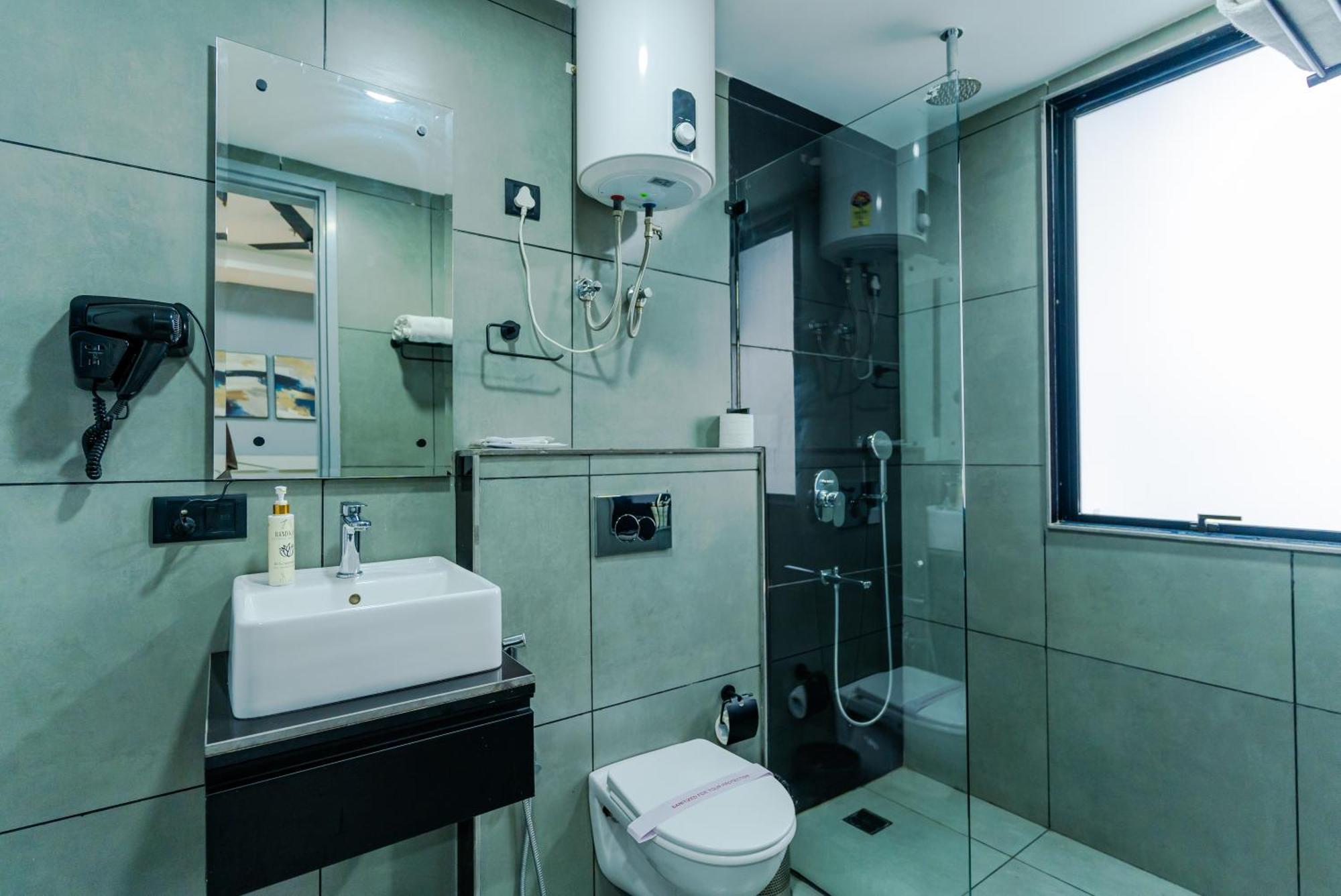 Bedchambers Luxury Apartment Near Golf Course Road Ґурґаон Екстер'єр фото