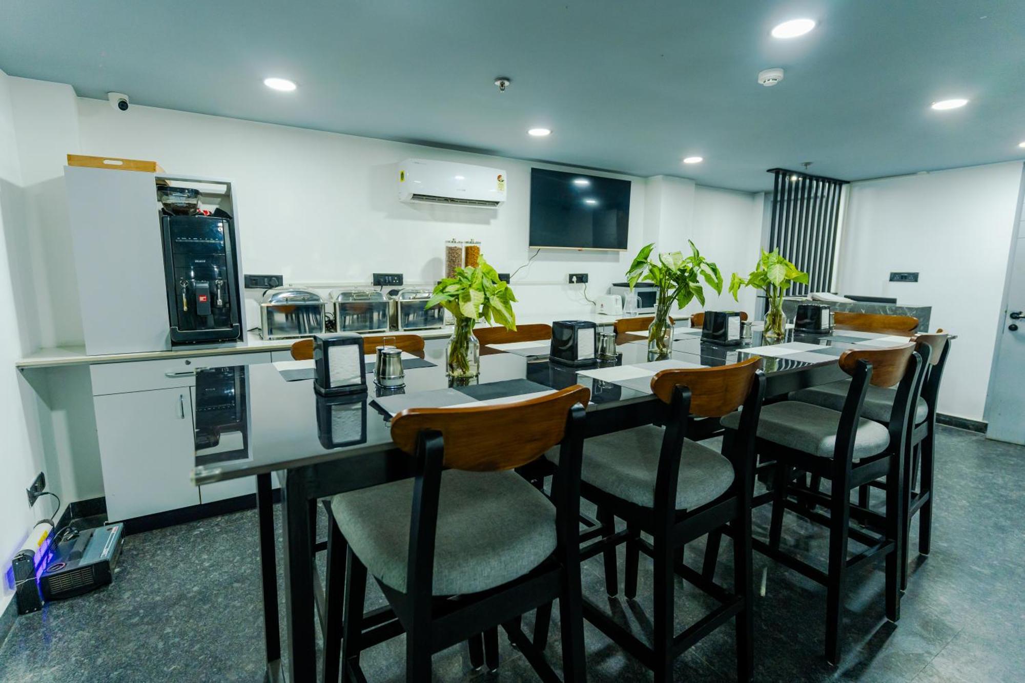 Bedchambers Luxury Apartment Near Golf Course Road Ґурґаон Екстер'єр фото